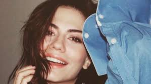 26 şubat 1992 yılında kocaeli'nde doğan demet özdemir aslen kocaelilidir. Demet Ozdemir Kimdir Kac Yasinda Ve Aslen Nereli Iste Erkenci Kus Un Sanem Ine Dair Bilinmeyenler Magazin Haberleri