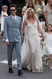 Nach dem getting ready in einer alten burgruine, gaben sich pia und paul bei einer freien trauung im bayrischen wald ihr eherversprechen. Model Hochzeiten Die Brautkleider Von Miranda Kerr Kate Moss Co Vogue Germany