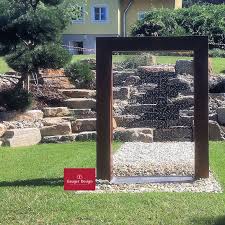 Http Www Designer Brunnen De Cortenstahl Kundenfotos Wassertor Htm Gartenbrunnen Brunnen Garten Beleuchtung Garten