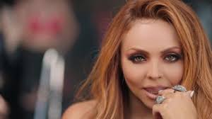 The gold ring and diamonds Jesy Nelson in the clip Power of Little mix