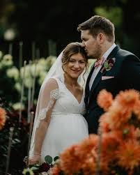 Second hand abteilung es muss nicht immer alles neu sein. Hochzeitsreportage Palmengarten Villa Bonn Frankfurt Am Main Hochzeitsfotograf Hochzeitsfotograf Traum Hochzeitskleider Kleid Hochzeit