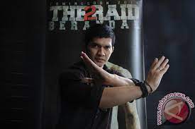 Pencak silat demonstration by iko uwais from tiga berantai school. Iko Uwais Ungkap Perjalanan Kariernya Dari Pencak Silat Hingga Mile 22 Antara News