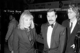 Freddie mercury (born farrokh bulsara; Swashvillage Lernen Sie Mary Austin Kennen Die Frau Die Freddie Mercurys Herz Gestohlen Hat