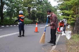 Miliarder ini rela kerja jadi tukang sapu jalanan. Eri Cahyadi Minta Penempatan Satgas Kebersihan Di Surabaya Dievaluasi Antara News Jawa Timur