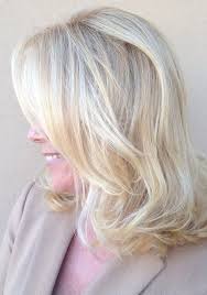 Questa è una declinazione “platino” del grigio, dagli aspetti preziosi e sontuosi. Colore Capelli Grigi Le Donne Over 60 Icone Di Bellezza Pazza Idea Parrucchieri