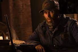 Beberapa saat setelah peristiwa a quiet place, keluarga abbott meninggalkan rumah mereka setelah membunuh tiga makhluk asing, mereka bertemu emmett. Cillian Murphy Breaks Down A Quiet Place Part Ii New York Daily News
