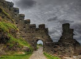 Prideaux castle / ˈ p r ɪ d ɨ k s / is a quadrivallate iron age hillfort situated atop a 133 m (435 ft) high conical hill near the southern boundary of the parish of luxulyan, cornwall, england, united kingdom. Tintagel Castle Ruins England Castle Ruins Castle Cornwall England