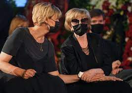 Он умер 5 июля от последствий коронавирусной инфекции, ему был 81 год. Evqperj Ztjntm