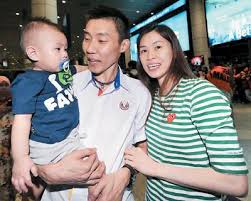 He is the fourth malaysian player after rashid sidek, roslin hashim and wong choong hann to achieve such a ranking (since official rankings were first kept in. Now There Are 4 Lee Chong Wei Wife Son Kingston And Son Terence Weehingthong