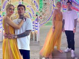 La donna della prossima collezione estiva si ispira alla figura di catherine dior gi abiti da sera per l'autunno inverno 2018/2019 saranno vestiti lunghi eleganti, semplici ma iconici, destinati a diventare timeless. Chiara Ferragni Una Principessa Alla Sfilata Dior Ma Abbina L Abito Da Sera Alle Infradito Di Gomma
