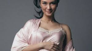 Wanita cantik elegan yang masih perawan. Atiqah Hasiholan Pamer Perut Buncit Pakai Baju Tidur Tipis Dan Seksi Bangka Pos