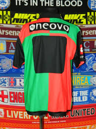El nijmegen eendracht combinatie es un club de fútbol neerlandés, de la ciudad de nimega (en neerlandés nijmegen), en la provincia de güeldres, fundado en 1900. Nec Nijmegen Home Camiseta De Futbol 2004 2005
