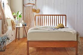 センベラ ファシル ベッドフレーム 家具roomヨシダ 山梨県甲府市 ヘッドボードには物を置けるスペース 雑誌 ipadなどを差し込めるスリット 温かみのある色のライト 携帯電話の充電などに便利な二口コンセントが付いています ヘッドボード側面には本や雑誌などが