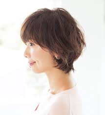 髪のうねりを利用した大きめカールヘアでフェミニンショートに 40代のショートヘア ショートボブ くせ毛 ヘアスタイリング ショート パーマ 40代