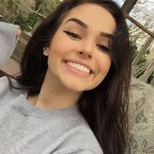 Larissa Newton's Instagram, Twitter & Facebook