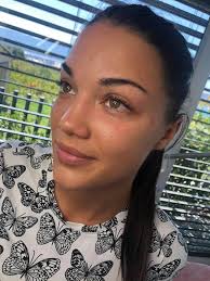 Še ena lepotička z tehniko uvihovanja naravnih trepalnic