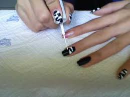 Reduzieren sie ihre druckkosten, indem sie nur mit zwei farben statt der üblichen vier drucken. Schwarz Weiss Einfaches Nageldesign Youtube
