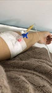 Terlihat ia menunjukkan foto tangan diinfus. 7 Sakit Ideas Hospital Photography Hospital Pictures Emotional Photography