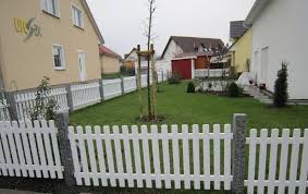 Weisser Aluminiumzaun Im Schonen Garten Aluminium Zaun Garten Zaun