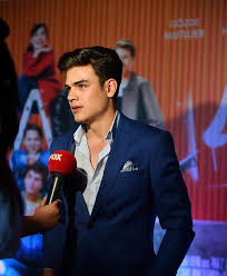 Klasik Giyinmek Cok Yakismis Kusum Yakisikliya Ne Yakismaz Ki Atakanhosgoren Klasik Aktor Kus