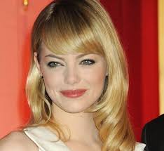 emma stone hat leichte wellen in den haaren und seitenscheitel frisur pony seitlich haar styling promi frisuren