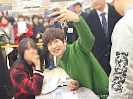 Lee kwang soo shows great communication with giraffe. Soompi On Twitter Your Heart Is Cooler Than Your Face Leekwangsoo Lee Kwang Soo Displays Warm Fan Service Http T Co V5ojzkq8w3 Http T Co End8vm9mkz