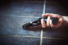 ✓ Imagen de Posible suicidio: mano del hombre muerto en el piso con pistola  Fotografía de Stock