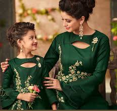 Mommy And Me Matching Outfits For Birthday Party In Australia Mom Daughter Outfits Mother Daughter Fashion Mother Daughter Dresses Matching