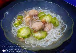 Jun 30, 2021 · selain singkong, dalam seporsi soto manggala yang memiliki kuah berwarna bening ini juga terdapat ceker ayam, daging ayam, bihun, seledri, kerupuk, dan bawang goreng. Resep Sup Bening Oyong Bihun Yang Enak