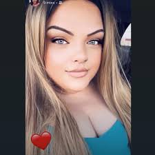 This Strawberry box cake recipe is delicious 😋 Cake Ingredients: (2  layers) ( double ingredients to make 4 layers) 1 box white cake mix 1 3oz  box strawberry Jell-O ⅔ cup vegetable