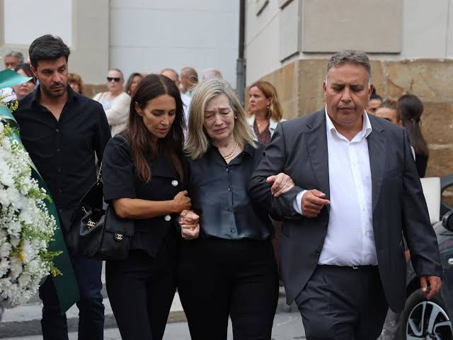 Paula Echevarría, arropada por Miguel Torres en la despedida a su padre -  Infobae