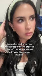 Niki Hanson's Instagram, Twitter & Facebook