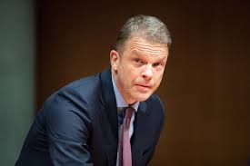 Continua la battaglia per accaparrarsi la rete dei consulenti di deutsche bank financial advisors. Deutsche Bank S Campelli Leads Race For Investment Bank Role Bloomberg