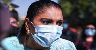 Lebih kurang 300 orang seniman di negara ini dilaporkan terjebak dengan pinjaman secara haram atau juga disebut ah long akibat kekurangan tawaran kerja sepanjang tahun lalu. Terpaksa Pinjam Ah Long Bayar Semula Duit Pelanggan