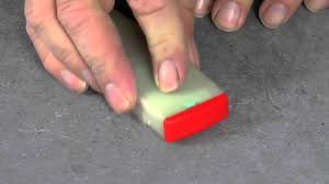 Einen größeren, passenden dübel einsetzen. Reparatur Eines Loch In Der Fliese Youtube