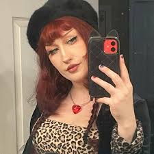 Usher feeding Sabrina Carpenter cherries inside the #MetGala 🫣🍒