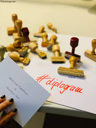 Der anredezusatz „zu händen wird häufig genutzt, wenn post einen bestimmten empfänger erreichen soll. Auswartiges Amt On Twitter 10 000 Briefe 1 000 Pakete Taglich Unsere Post Kurierstelle Hat Alle Hande Voll Zu Tun Zwischen Depeschen Luftpost Kurierbeuteln Haben Wir Dort Auch Diesen Irrlaufer Von 1988