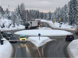 Oslofjordtunnelen var stengt en periode søndag ettermiddag, men er nå åpnet for trafikk igjen. Bilulykke Oslofjordtunnelen