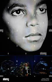 Il cantante Usher esegue sotto una gigantesca foto del giovane Michael  Jackson il memoriale di servizio per il re del pop, Michael Foto stock