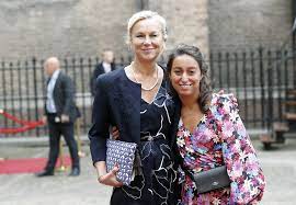 Sigrid agnes maria kaag is a dutch diplomat and politician, serving as acting minister of foreign affairs in the third rutte cabinet since 2. Zo Zien De Man En Kinderen Van D66 Leider Sigrid Kaag Eruit Story