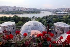 مطعم القرن الذهبي يستقبل زبانه بطاولات على شكل قبب وفوانيس ترك برس