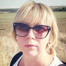 Всем доброго вечера! Пицца с грушей, сыром с голубой плесенью, грецким  орехом и мёдом! Первый слой — сыр Филадельфия, далее укладываем сыр с  голубой плесенью (любой), в духовку на 15 минут при