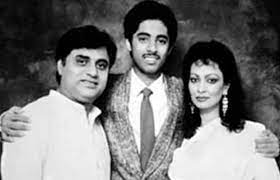 Chitra Singh Mahesh Kumar Protagonist's name begins as rosalia, this is not a mistake. chitra singh mahesh kumar