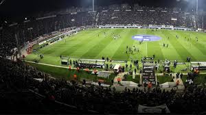 Γήπεδο • (gípedo) n (plural γήπεδα). Sto Podi H Polh Gia Ton Agwna Paok Mpenfika Boreiosellas