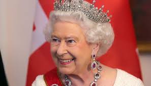 How many tiaras does Queen Elizabeth own