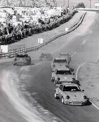 Este es un gran juego en donde tendrás que conducir como un experto y supera con éxito todos los obstáculos de la carretera hasta llegar a la meta y asegúrate de acelerar lo mas que puedas para llegar siempre el primero. Riverside Iroc Race 3 1973 Rennwagen Porsche Rennen
