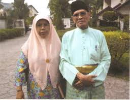 Image result for ustaz tan sri hassan azhari terima anugerah Tan Sri