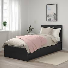 Lunghezza 211cm larghezza 106,5cm altezza 30cm (testiera 77cm) doghe lunghezza 198cm larghezza 89cm prezzo di un letto contenitore ikea nuovo non meno di 250 euro per altre informazioni Malm Struttura Letto Alta 2 Contenitori Marrone Nero Luroy 90x200 Cm Ikea It
