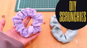 Benang jahit yang warnanya sesuai, jarum tangan, jarum pentul dan gunting. Diy Scrunchie Ikat Rambut How To Sew A Scrunchie Youtube