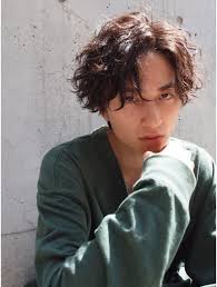 アピッシュリタ apish rita クラウドミディアム ツイストmix 佐藤拓弥 メンズヘアスタイルミディアム ウェービーパーマ 髪型 メンズ パーマ